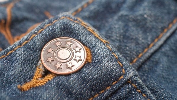 Як поміняти гудзик на джинсах у домашніх умовах